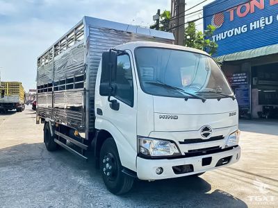 xe-tai-hino-xzu650l-euro-5-thung-cho-gia-suc-1.jpg Xe tải Hino XZU650L 1.9T, thùng chở gia súc, Euro 5, vận chuyển hiệu quả, tiết kiệm nhiên liệu, an toàn vật nuôi, phù hợp trang trại nhỏ.