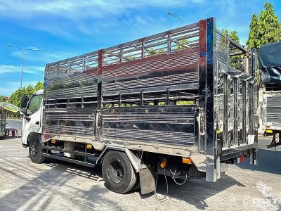 xe-tai-hino-xzu650l-euro-5-thung-cho-gia-suc-4.jpg Xe tải Hino XZU650L 1.9T, thùng chở gia súc, Euro 5, vận chuyển thân thiện môi trường, an toàn, tiết kiệm nhiên liệu cho ngành chăn nuôi.