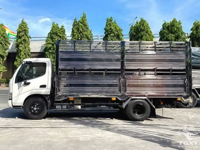 xe-tai-hino-xzu650l-euro-5-thung-cho-gia-suc-3.jpg Xe tải Hino XZU650L 1.9 tấn, thùng chở gia súc, đạt tiêu chuẩn Euro 5, vận chuyển an toàn và tiết kiệm nhiên liệu cho ngành chăn nuôi.