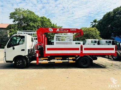Xe tải Hino XZU650L 1.9 tấn gắn cẩu Unic URV234, Euro 5 cho doanh nghiệp, động cơ mạnh mẽ, hiệu quả vận chuyển cao.