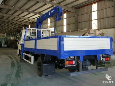 Xe tải Hino XZU650L 1.9 Tấn với cẩu Tadano TM-ZE263MH, động cơ Euro 5, vận chuyển nội thành hiệu quả, phù hợp vật liệu xây dựng.