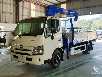 Xe tải Hino XZU650L 1.9 Tấn tích hợp cẩu Tadano TM-ZE263MH, động cơ Euro 5 mạnh mẽ, phù hợp vận chuyển hàng trong đô thị.