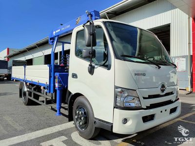 Xe tải Hino XZU650L 1.9 Tấn kết hợp cẩu Tadano TM-ZE263MH, động cơ Euro 5, vận chuyển hàng hóa hiệu quả trong đô thị.