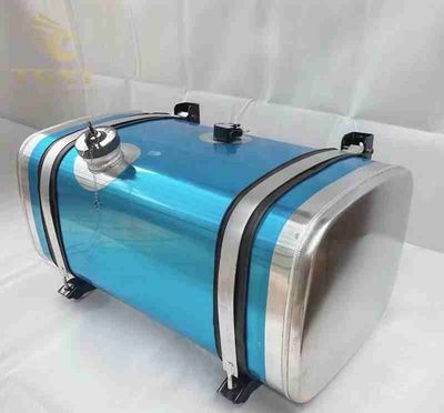 Hình ảnh xe bán tải với bình nhiên liệu dung tích lớn, phù hợp cho chuyến đi dài.