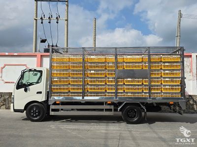 xe-tai-hino-xzu720l-thung-cho-gia-cam-1.jpg Xe tải Hino XZU720L 3.5 Tấn chở gia cầm, Euro 5, động cơ Diesel, hệ thống kiểm soát nhiệt độ, tiết kiệm nhiên liệu tối ưu.