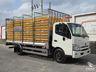 xe-tai-hino-xzu720l-thung-cho-gia-cam-2.jpg Xe tải Hino XZU720L 3.5 Tấn thùng chở gia cầm Euro 5, động cơ Diesel mạnh mẽ, tiết kiệm nhiên liệu, phù hợp vận chuyển gia cầm hiệu quả.