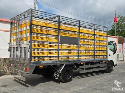 xe-tai-hino-xzu720l-thung-cho-gia-cam-3.jpg Xe tải Hino XZU720L 3.5 Tấn vận chuyển gia cầm, Euro 5, hệ thống kiểm soát nhiệt, tiêu chuẩn khí thải thân thiện môi trường, tiết kiệm nhiên liệu.
