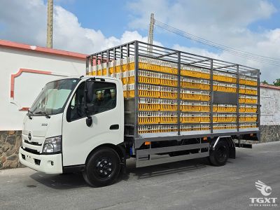 xe-tai-hino-xzu720l-thung-cho-gia-cam-6.jpg Xe tải Hino XZU720L 3.5 Tấn chở gia cầm, Euro 5, động cơ Diesel, hệ thống kiểm soát nhiệt độ, tiết kiệm nhiên liệu tối ưu.