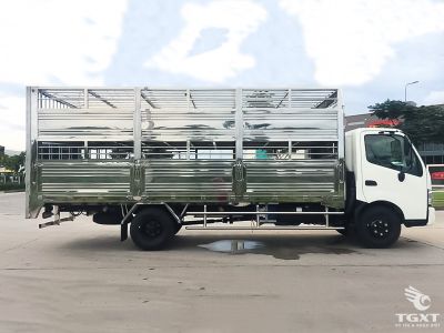 xe-tai-hino-xzu720l-thung-cho-gia-suc-2.jpg Xe tải Hino XZU720L 3.5 tấn chở gia súc, đặc trưng Euro 5, sử dụng máy Diesel 150Ps, tiết kiệm nhiên liệu, thiết kế an toàn, phù hợp vận chuyển vật nuôi.