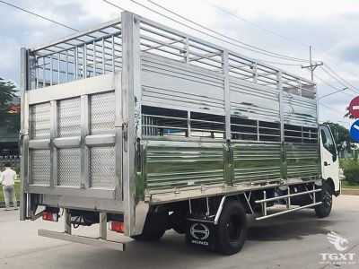 xe-tai-hino-xzu720l-thung-cho-gia-suc-1.jpg Xe tải Hino XZU720L 3.5 tấn chở gia súc, thiết kế Euro 5, tiết kiệm nhiên liệu, hệ thống thoáng khí, vận chuyển an toàn cho vật nuôi.