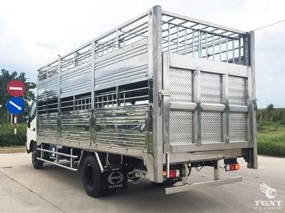 xe-tai-hino-xzu720l-thung-cho-gia-suc-3.jpg Xe tải Hino XZU720L 3.5 tấn chở gia súc, động cơ Euro 5, tiết kiệm nhiên liệu, thiết kế thoáng khí, an toàn vận chuyển vật nuôi.