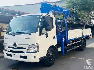 Xe tải Hino XZU730L 3.5 tấn phù hợp nâng hạ và vận chuyển hàng hóa, trang bị cẩu Tadano, tiêu chuẩn Euro 5, công nghệ Nhật Bản, độ bền cao.