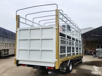 Xe tải Hino XZU720L 3.5 Tấn, thùng chở mô tô, Euro 5, mạnh mẽ, tiết kiệm nhiên liệu, an toàn tối ưu cho vận chuyển chuyên nghiệp.