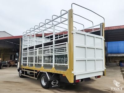 Xe tải Hino XZU720L 3.5 Tấn với thùng chở mô tô, hiệu suất Euro 5, an toàn tối ưu, tiết kiệm nhiên liệu. Lựa chọn vận chuyển chuyên nghiệp.