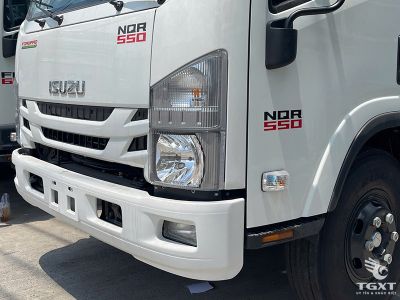 den-chieu-sang-xe-tai-isuzu-nqr550.jpg