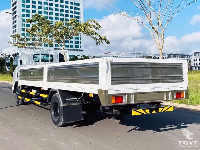 Xe tải Isuzu NQR75ME5 5.8T thùng lửng, thiết kế linh hoạt, vận chuyển hàng hóa cồng kềnh, bền bỉ, tiết kiệm nhiên liệu, phù hợp vận chuyển đa dạng.