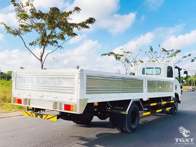 Xe tải Isuzu NQR75ME5 5.8T thùng lửng, động cơ mạnh mẽ, linh hoạt vận chuyển đa dạng hàng hóa, tiết kiệm nhiên liệu, độ bền vượt trội.