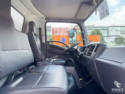 khong-gian-noi-that-xe-tai-isuzu-nqr550.jpg