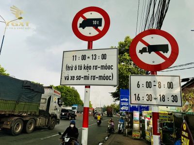 Biển cấm tải trọng xe tải với trọng lượng vượt quá giới hạn quy định.