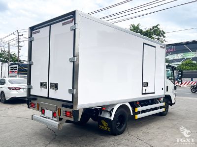 Xe tải Isuzu QKR QMR77HE5A 1.9T thùng đông lạnh, vận chuyển bảo quản lạnh trong đô thị.