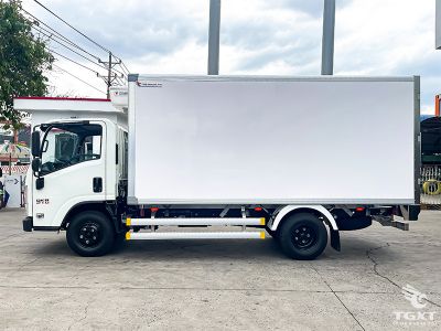 Xe tải Isuzu QKR QMR77HE5A 1.9T thùng đông lạnh cho vận chuyển lạnh trong đô thị.