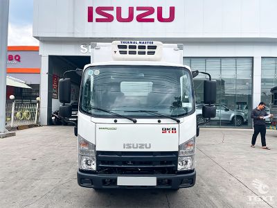 Xe tải Isuzu QKR QMR77HE5A 1.9T, thùng đông lạnh giữ nhiệt -18°C, phù hợp vận chuyển thực phẩm và dược phẩm trong đô thị.