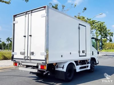 Xe tải Isuzu QKR QLR77FE5 1.9 Tấn với thùng lạnh cách nhiệt, vận chuyển hàng đông lạnh an toàn.