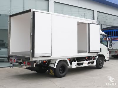 xe-tai-qkr-qmr77he5-2t4-thung-bao-on-1.jpg Xe tải Isuzu QKR QMR77HE5 2.4T với thùng bảo ôn cao cấp, phù hợp vận chuyển hàng hóa yêu cầu nhiệt độ ổn định.
