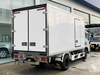 xe-tai-qkr-qmr77he5-2t4-thung-bao-on-3.jpg Xe tải Isuzu QKR QMR77HE5 2.4T với thùng bảo ôn chất lượng cao, phù hợp vận chuyển hàng hóa yêu cầu nhiệt độ ổn định.
