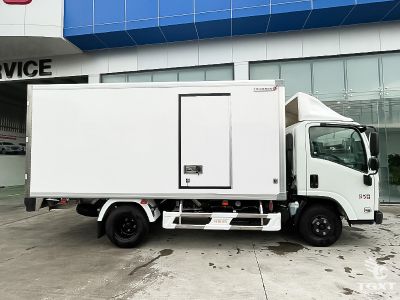 xe-tai-qkr-qmr77he5-2t4-thung-bao-on-4.jpg Xe tải Isuzu QKR QMR77HE5 2.4T với thùng bảo ôn cao cấp, phù hợp vận chuyển hàng yêu cầu nhiệt độ ổn định.