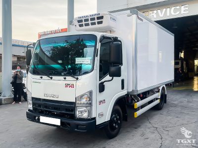 Xe tải Isuzu QKR QMR77HE5 2.4T thùng đông lạnh, vận chuyển hàng hóa bảo quản lạnh hiệu quả.