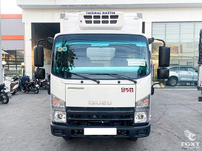 Xe tải Isuzu QKR QMR77HE5 2.4T thùng đông lạnh, vận chuyển thực phẩm bảo quản lạnh hiệu quả, phù hợp logistics đô thị.