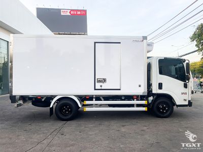Xe tải Isuzu QKR QMR77HE5 2.4T, thùng đông lạnh cao cấp, phù hợp vận chuyển thực phẩm và hàng đông lạnh trong nội thành.