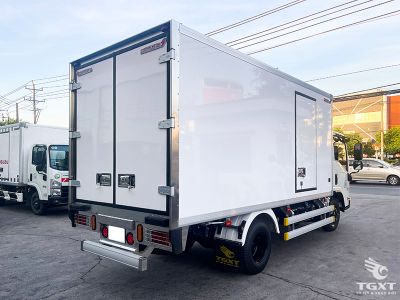 Xe tải Isuzu QKR QMR77HE5 2.4T thùng đông lạnh, giúp vận chuyển hàng hóa bảo quản lạnh hiệu quả trong logistics và thực phẩm đông lạnh.