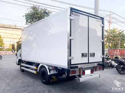 Xe tải Isuzu QKR QMR77HE5 2.4T thùng đông lạnh, vận chuyển hàng hóa bảo quản lạnh đảm bảo, phù hợp logistics và thực phẩm đông lạnh.