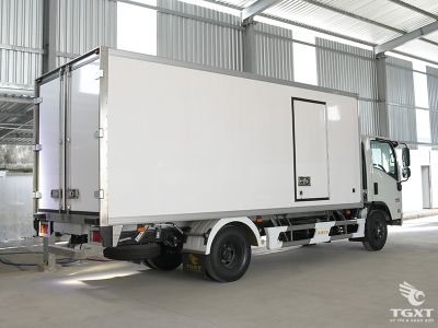 Xe tải Isuzu NPR85KE5 3.5T, thùng đông lạnh cao cấp, vận chuyển hàng hóa thực phẩm, dược phẩm, tiết kiệm nhiên liệu, phù hợp doanh nghiệp đông lạnh.