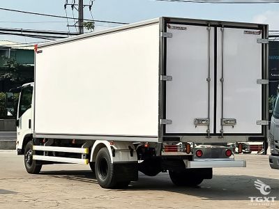 Xe tải Isuzu NPR85KE5 3.5T thùng đông lạnh, vận chuyển hàng hóa bảo quản lạnh, phù hợp thực phẩm, dược phẩm; tiết kiệm nhiên liệu, hiệu quả cao.