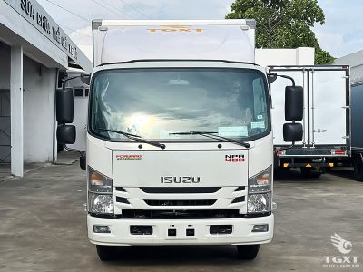 xe-tai-isuzu-npr-npr85ke5-3t5-thung-bao-on-1.jpg Xe tải Isuzu NPR85KE5 3.5 tấn, thùng bảo ôn, vận chuyển hàng đông lạnh, tiêu chuẩn Euro 5, tiết kiệm nhiên liệu, phù hợp thực phẩm và dược phẩm.