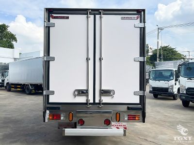 xe-tai-isuzu-npr-npr85ke5-3t5-thung-bao-on-4.jpg Xe tải Isuzu NPR85KE5 3.5 tấn, thùng bảo ôn chất lượng cao, phù hợp vận chuyển hàng đông lạnh, tiêu chuẩn Euro 5, tiết kiệm nhiên liệu, lý tưởng cho thực phẩm.