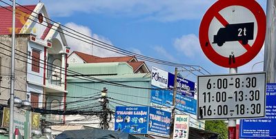 Xe tải đang lưu thông trong khu vực nội thành TP.HCM và Hà Nội trong giờ cấm tải để giảm ùn tắc.