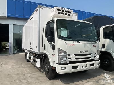 Xe tải đông lạnh Isuzu NQR 5 tấn, động cơ Euro 5, khả năng làm lạnh đến -25°C, phù hợp chuyển hàng thực phẩm, dược phẩm, thủy sản.