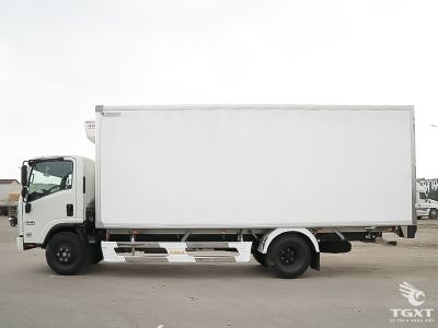 Xe tải đông lạnh Isuzu 5 tấn, làm lạnh -25°C, phù hợp vận chuyển thủy sản, thực phẩm, dược phẩm, đạt chuẩn Euro 5.