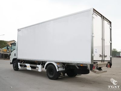 Xe tải đông lạnh Isuzu 5 tấn, làm lạnh -25°C, vận chuyển hàng hoá thực phẩm, dược phẩm, thủy sản, đạt chuẩn Euro 5.