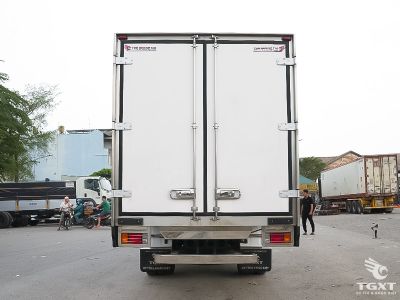 Xe tải đông lạnh Isuzu 5 tấn, làm lạnh xuống -25°C, hợp vận chuyển thực phẩm, dược phẩm, thủy hải sản, tiêu chuẩn Euro 5.