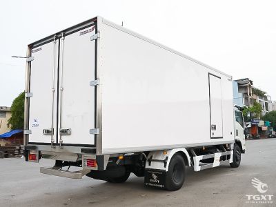 Xe tải đông lạnh Isuzu NQR 5 tấn, với khả năng làm lạnh -25°C, đạt tiêu chuẩn Euro 5, phù hợp vận chuyển thực phẩm, dược phẩm, thủy sản.
