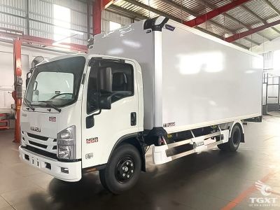 Xe tải Isuzu NQR NQR75LE5 5 tấn thùng bảo ôn, thiết kế hiện đại, tiết kiệm nhiên liệu, phù hợp vận chuyển hàng thực phẩm, dược phẩm giữ nhiệt tốt.
