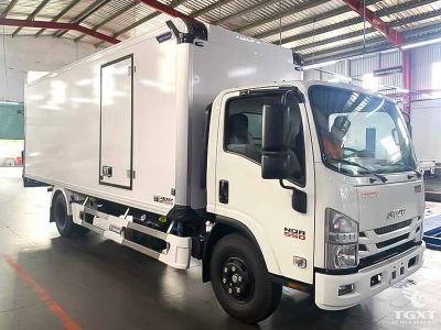 Xe tải Isuzu NQR NQR75LE5 5 tấn thùng bảo ôn, thiết kế hiện đại, vận hành ổn định, phù hợp vận chuyển hàng cần duy trì nhiệt độ như thực phẩm, dược phẩm.
