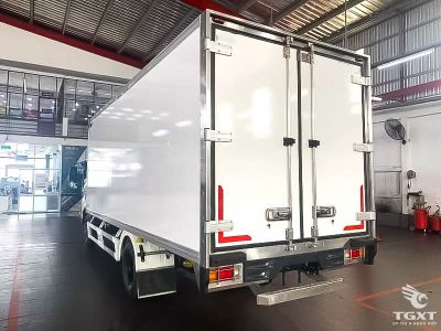 Xe tải Isuzu NQR NQR75LE5 5 tấn thùng bảo ôn, thiết kế hiện đại, công nghệ Nhật Bản, phù hợp vận chuyển hàng cần duy trì nhiệt độ như thực phẩm, dược phẩm.