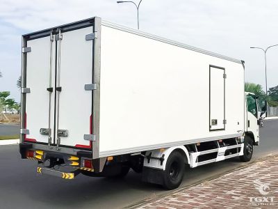 Xe tải Isuzu NQR NQR75LE5 5 tấn thùng bảo ôn, thiết kế hiện đại, tiết kiệm nhiên liệu, phù hợp vận chuyển thực phẩm và dược phẩm giữ nhiệt lâu dài.