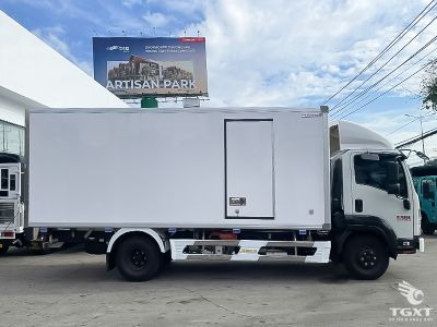Xe tải Isuzu FRR90NE5 5.8 Tấn thùng bảo ôn, động cơ 190 mã lực, phù hợp vận chuyển hàng hóa doanh nghiệp.